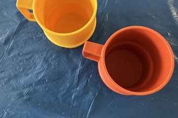 Afbeelding van 2 vintage Tupperware mokken in frisse retro kleuren:    🟡 G