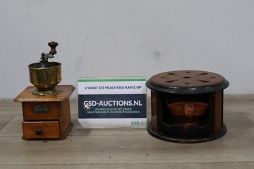 Afbeelding van Antiek Stoofje met Koffiemolen