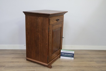 Afbeelding van Donkerhouten kast met lade en deur