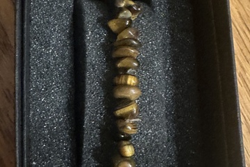 Afbeelding van splitarmband van tijgeroog, geleverd in een mooi zwart doosj