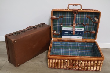 Afbeelding van Rieten picknickmand met Vintage Koffer