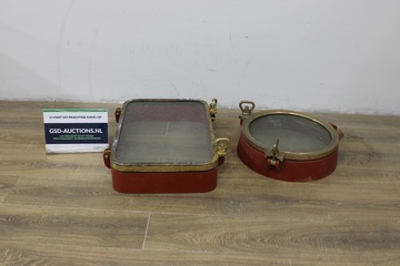 Afbeelding van Set van 2 Antiek Metalen Scheepsramen, Patrijspoorten