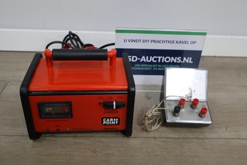 Afbeelding van Car point acculader en een voltmeter