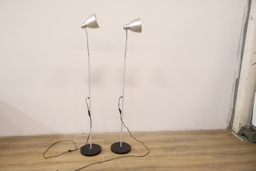 Afbeelding van Set van 2 Witte Spot-Vloerlampen met Zwarte Voet''