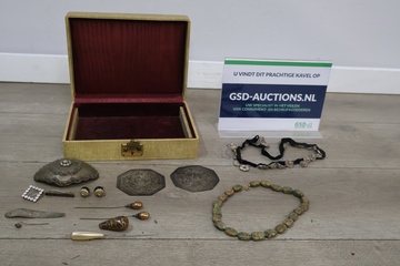 Afbeelding van Vintage sieradendoosje met diverse sieraden en accessoires