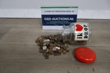 Afbeelding van Glazen pot met verschillende soorten munten