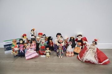 Afbeelding van Verzameling van 24 Vintage Speelgoedpoppen