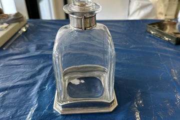 Afbeelding van vintage drankkaraf / whiskykaraf van glas met metalen houder