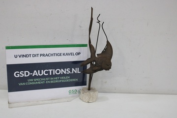 Afbeelding van Metalen Vissensculptuur op Stenenvoet'