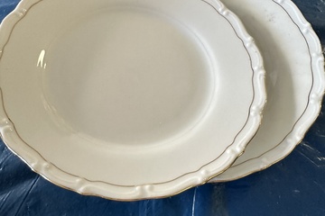 Afbeelding van Set van 2 kleine porseleinen bordjes met een elegante golven