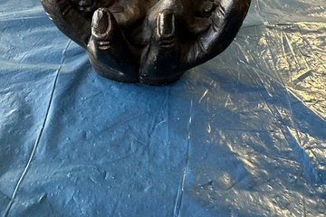 Afbeelding van Beeld – Slapende Baby in Handen – Donker Decoratief Beeldje