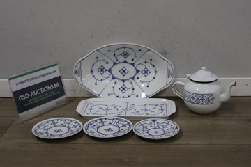 Afbeelding van Jäger Eisenberg servies met bordjes, schalen en een theepot'