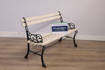 Afbeelding van Tuinbank met houten latten en zwart metalen frame