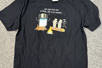 Afbeelding van zwart T-shirt met humoristische retro print. Op de voorzijde