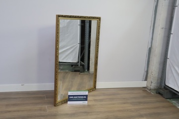 Afbeelding van Grote spiegel met goudkleurige lijst