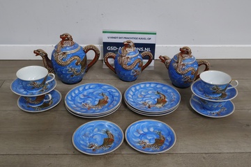 Afbeelding van 19-Stuks Vintage Moriage Dragonware Theeservies