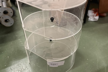 Afbeelding van 267. Plastic vitrines 3 stuks