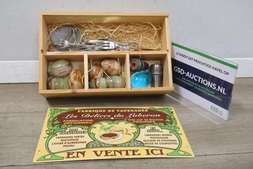 Afbeelding van Marmeren eieren, peper/zout vaatjes en bestek in een kistje