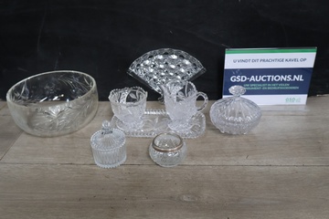 Afbeelding van Kristalglazen schalen, potjes, melk en suikerpotjes 8 stuks