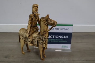 Afbeelding van Houten snijkunst beeldje van een ruiter en paard