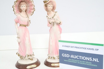 Afbeelding van Set van 2 Vintage Dames in Roze Jurken Beelden