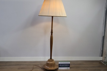 Afbeelding van Antiek Victoriaanse Houten Vloerlamp