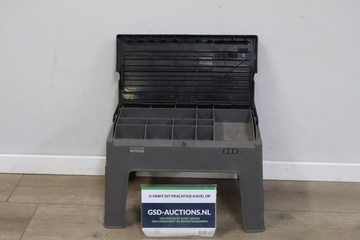 Afbeelding van Krukje en gereedschap box in één van Madsen'