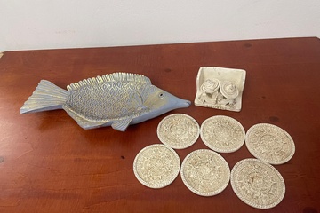 Afbeelding van Houten schaal en een set onderzetters met een houder