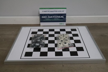 Afbeelding van Ingelijste schaakbord met schaakstukken
