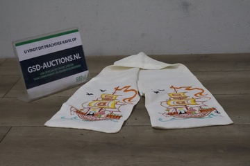 Afbeelding van Geborduurde tafelloper met een scheepsmotief'