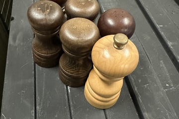 Afbeelding van 128. Houten zout- en pepermolens