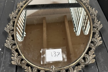 Afbeelding van 137. Ovale spiegel met versiering