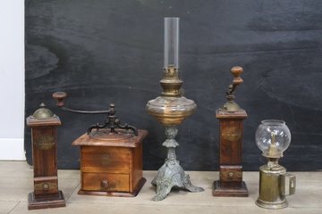 Afbeelding van Vintage olielampen 2 stuks en koffiemolens 3 stuks