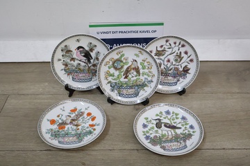 Afbeelding van Set van vijf decoratieve borden met vogelmotieven