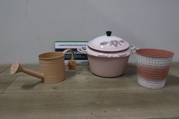 Afbeelding van Emaille braadpan, gieter en bloempot'