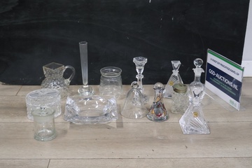 Afbeelding van Mix van glazen karaffen, potjes, schaaltjes en belletjes