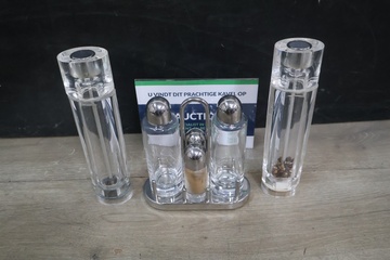 Afbeelding van Glazen oliekannetjes en peper en zout molens