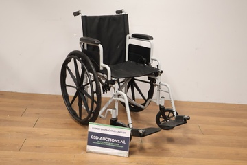 Afbeelding van Zwart/Witte Rolstoel met Voetsteunen van Excel Mobility