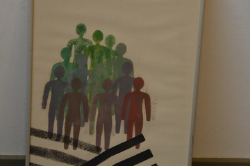 Afbeelding van Ingelijste zeefdruk: Mensen op een zebrapad.'