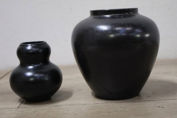 Afbeelding van 1 Zwarte Ivora Holland Vaas & 1 Zwarte Adco Keramiek Vaas'