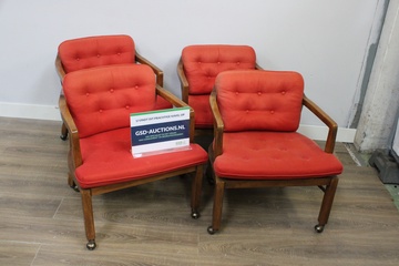Afbeelding van Set van 4 rode fauteuils met houten frame en wieltjes