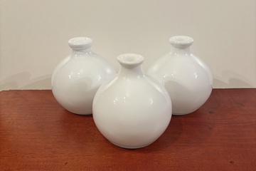 Afbeelding van 3 identieke vaasjes witte