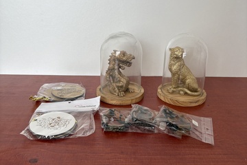 Afbeelding van Stolpen met beelden, armbanden en houtwerk