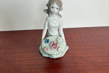 Afbeelding van Spaanse porseleinen beeld van Lladro “Meisje met bloemen”