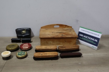 Afbeelding van Vintage houten poetsdoos met inhoud 11 stuks'