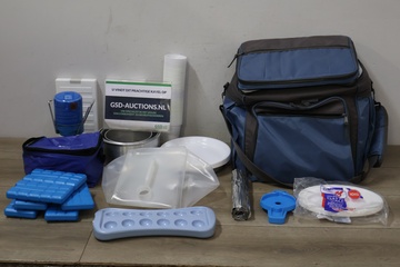 Afbeelding van Kamperen set met koeltas, koelelementen en plastic servies