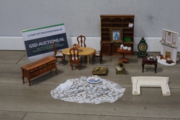 Afbeelding van Miniatuur van poppenhuismeubels en accessoires 15 stuks