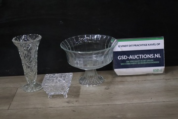 Afbeelding van Mix van 2 Kirstalglazen Vazen & 1 Dekselpotje''