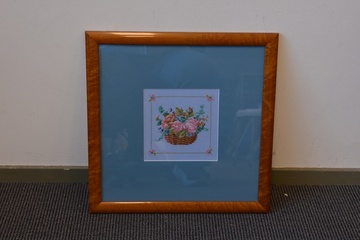 Afbeelding van Naaldkunst. Geborduurd bloemenmandje'