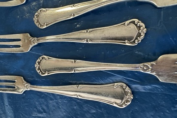 Afbeelding van Mooie set van 10 vintage gebaksvorkjes met een klassiek sier